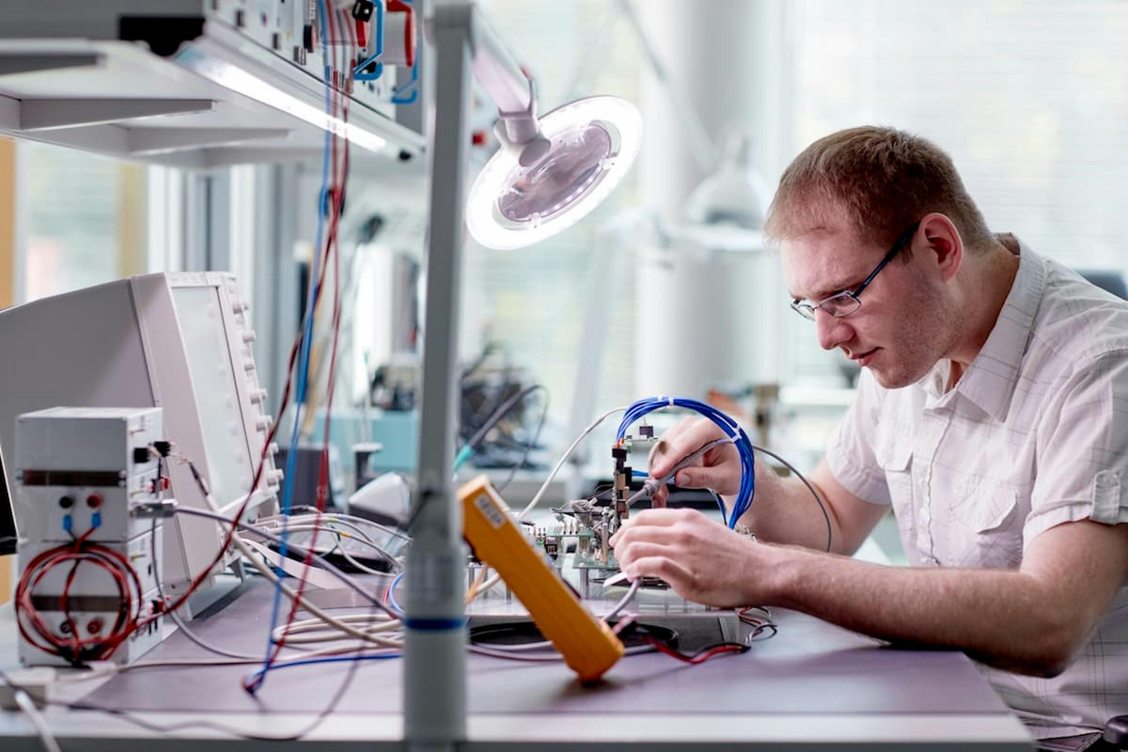 Elektroingenieur bei der Arbeit