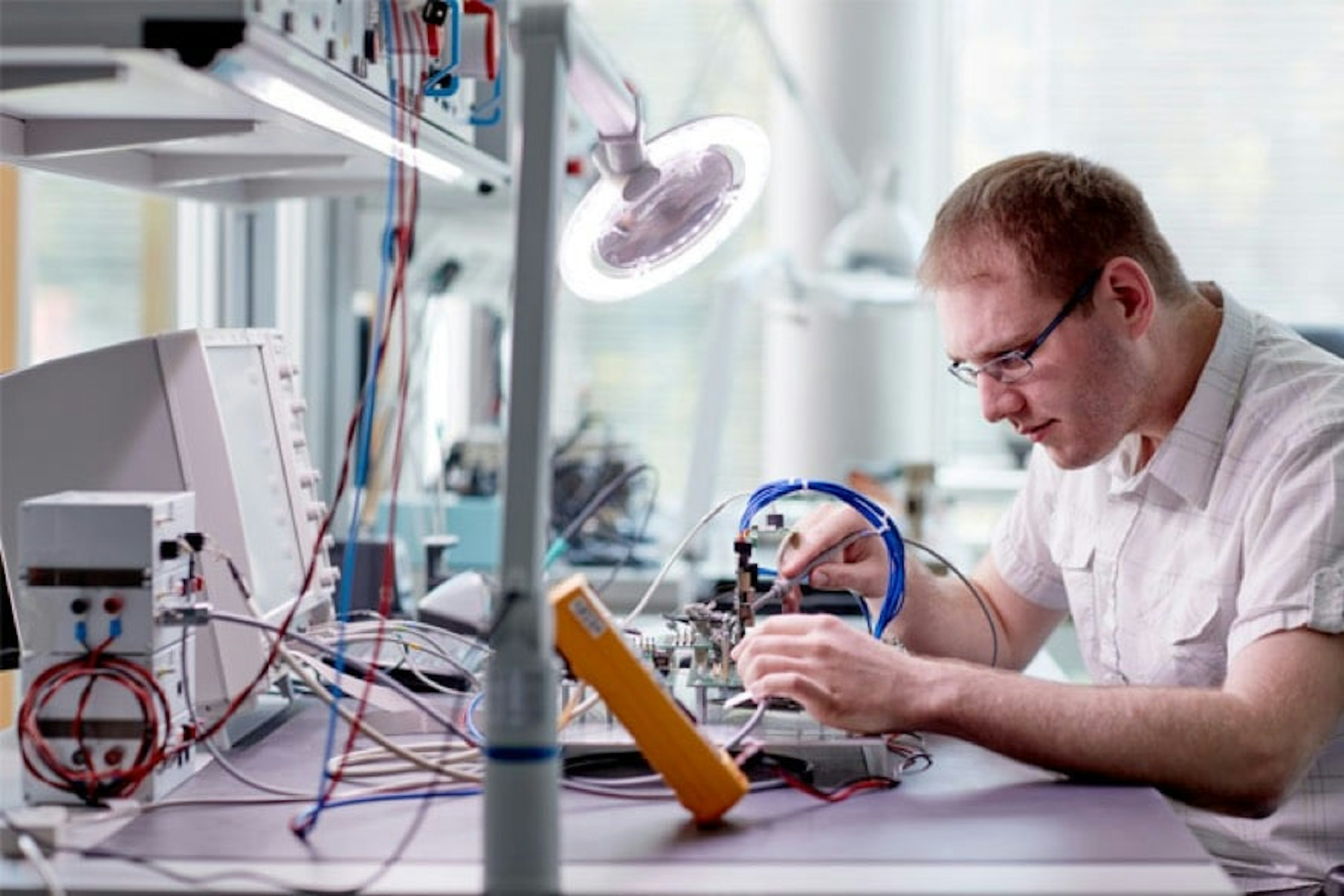 Ingenieur aus dem Bereich IT Elektrotechnik Nachrichtentechnik am Arbeitsplatz