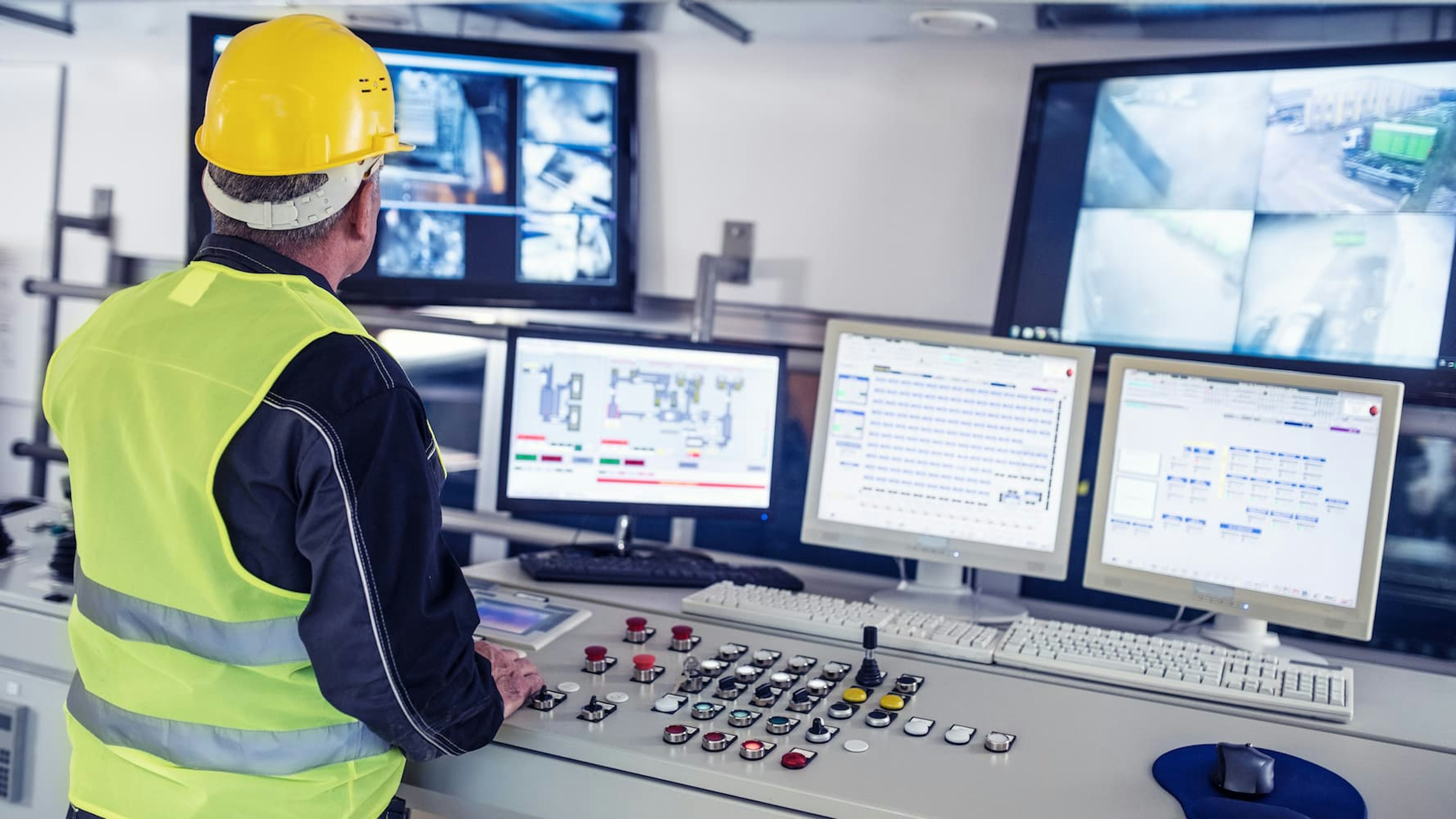 Mining operator in front of several screens