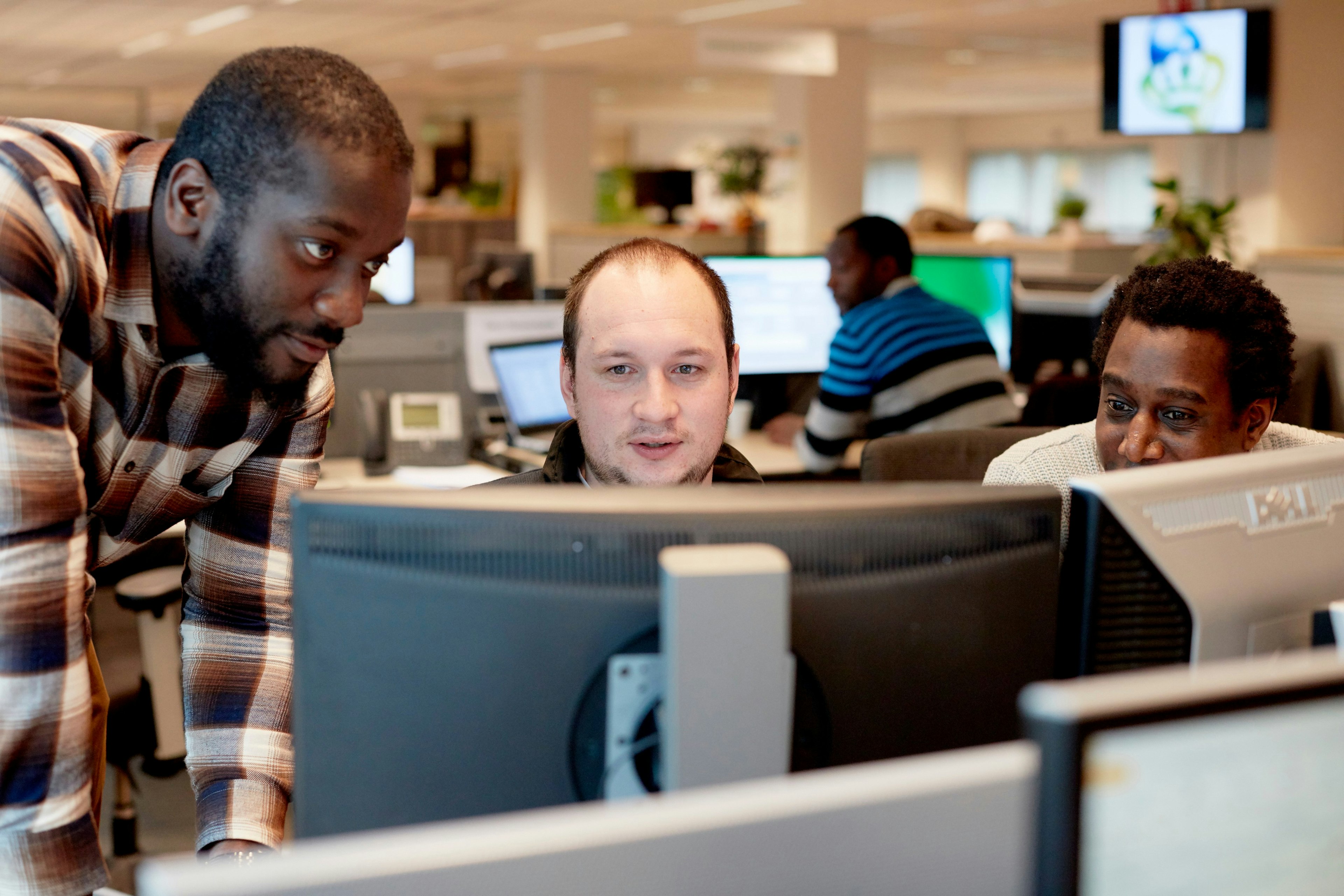 drie mannen op een computer