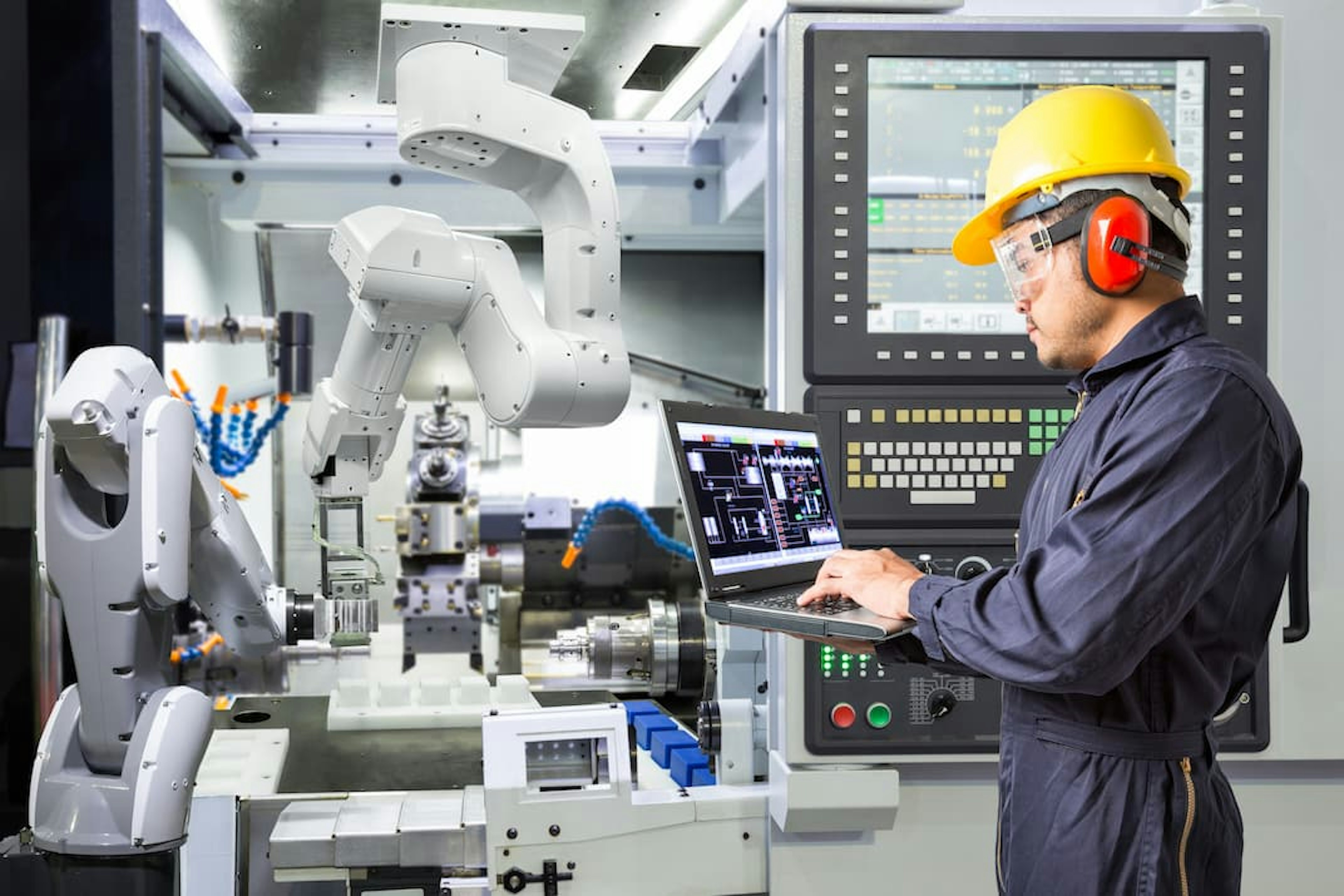 Mitarbeiter bedient eine Maschine im Bereich Automatisierungstechnik